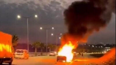 Adana'nın Sarıçam ilçesinde seyir halindeki bir otomobilde çıkan yangın, itfaiye