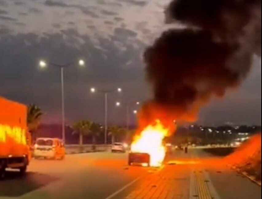 Adana'nın Sarıçam ilçesinde seyir halindeki bir otomobilde çıkan yangın, itfaiye