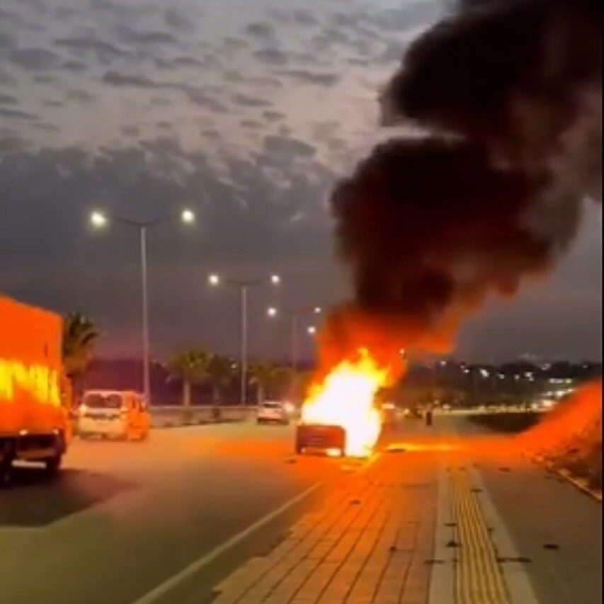 Adana’da Hareket Halindeki Araçta Yangın Çıktı, İtfaiye Ekipleri Müdahale Etti