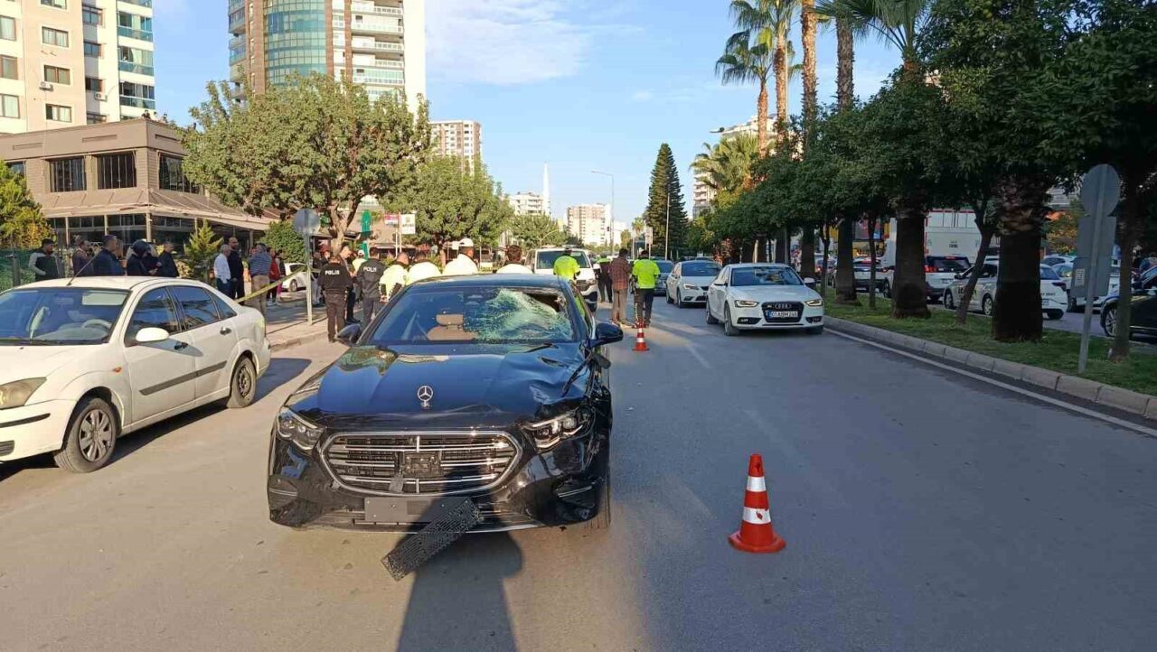 Adana'nın Seyhan ilçesinde, yaya geçidinden bisikletle geçen 12 yaşındaki Miraç