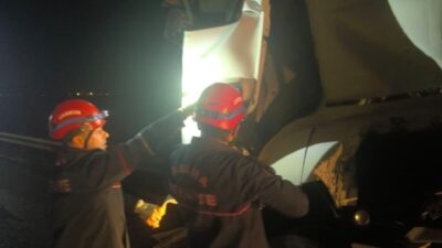 Adana'da TAG Otoyolu'nda tır, duran tur otobüsüne çarptı, 1'i ağır