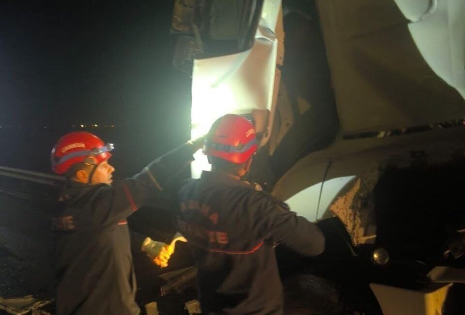 Adana'da TAG Otoyolu'nda tır, duran tur otobüsüne çarptı, 1'i ağır