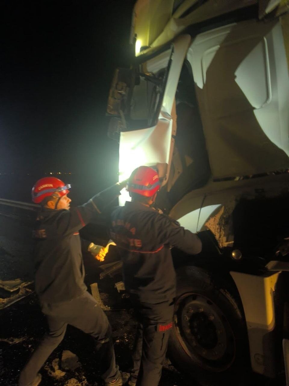 Adana Otoyolunda Tır, Park Halindeki Tur Otobüsüne Çarptı: 14 Yaralı, 1’i Ağır