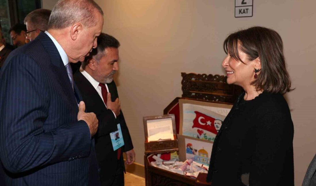 Cumhurbaşkanı Erdoğan’a Adanalı Çocuklardan Duygusal ‘Kardeşlik Sandığı’ Takdim Edildi Cumhurbaşkanı Recep Tayyip Erdoğan, Adana'da gerçekleşen "Kardeşlik Sandığı" takdiminde Filistinli