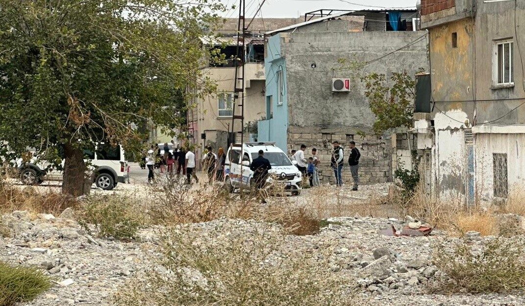 Adıyaman'da Varlık Mahallesi'nde iki grup arasında çıkan tartışma kavgaya dönüştü.