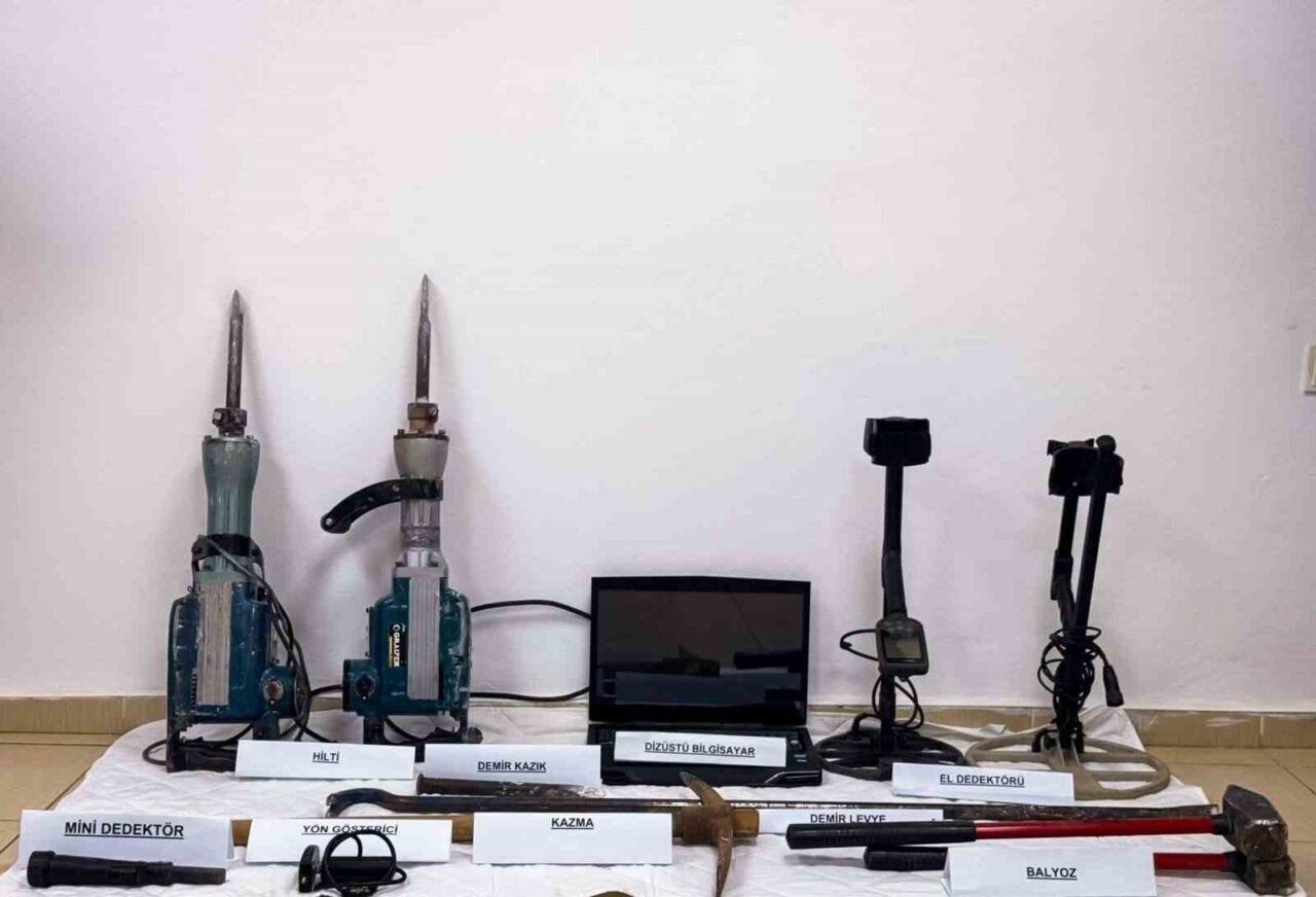 Adıyaman'da jandarma, izinsiz define kazısı yapan 3 kişiyi suçüstü yakaladı.