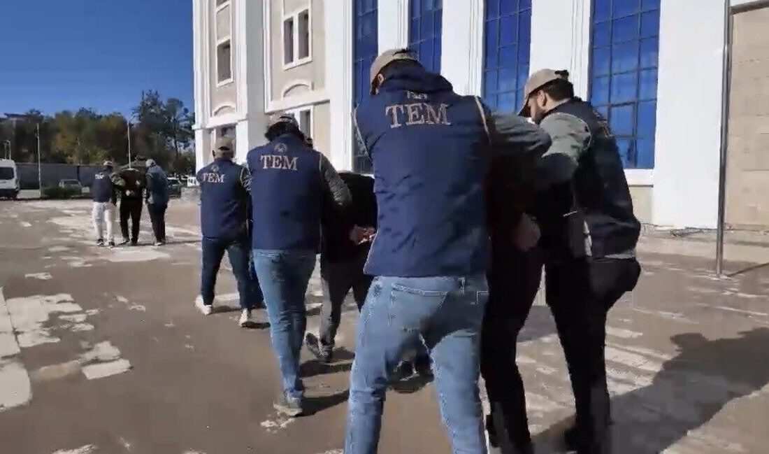 Adıyaman’da DEAŞ’A Yönelik Şafak Operasyonunda İki Gözaltı Şüphelisi Tutuklandı Adıyaman'da DEAŞ'a yönelik düzenlenen operasyonda 4 kişi gözaltına alındı. Adıyaman