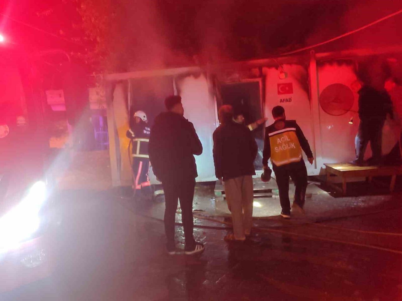 Adıyaman’ın Besni ilçesindeki Sarıkaya köyünde sabah saatlerinde çıkan yangında 95