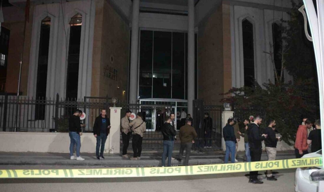 Cizre Adliyesi Çıkışında Silahlı Saldırıda İki Kişi Ağır Yaralandı Cizre Adliyesi önünde meydana gelen silahlı saldırıda R.B. ve M.G.