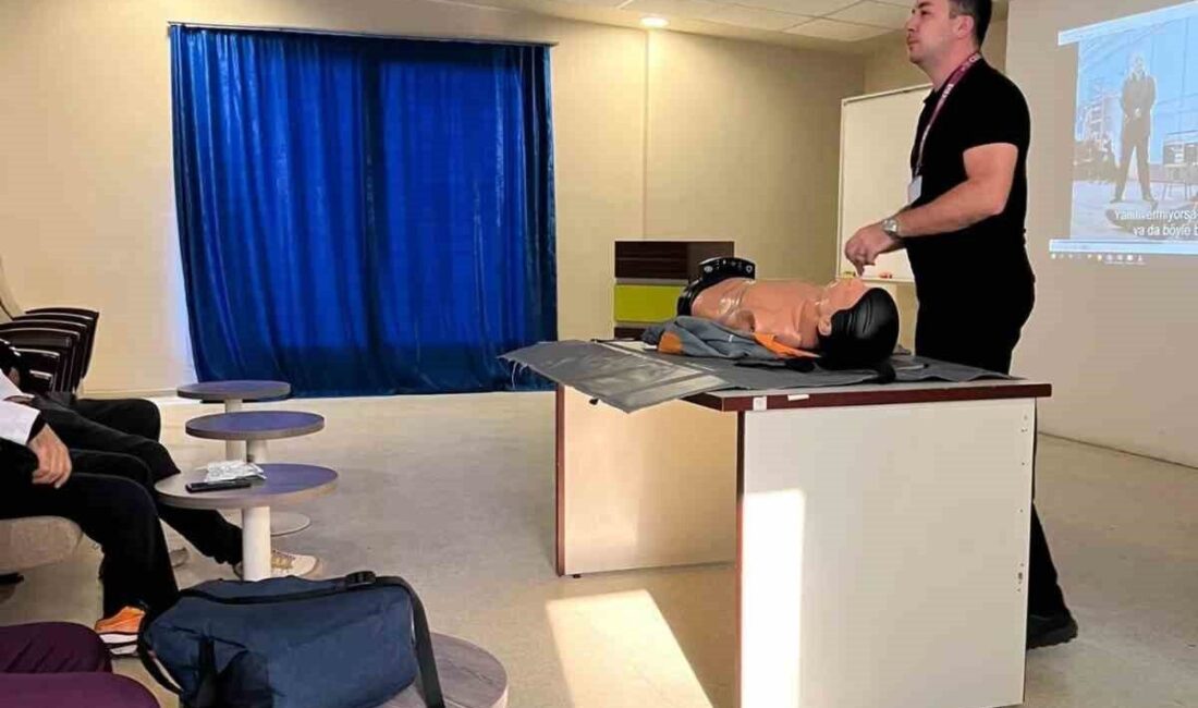 ADÜ Hastanesi’nde Sağlık Çalışanlarına Temel Yaşam Desteği Eğitimi Verildi Aydın Adnan Menderes Üniversitesi Hastanesi, sağlık çalışanlarına yönelik Temel Yaşam