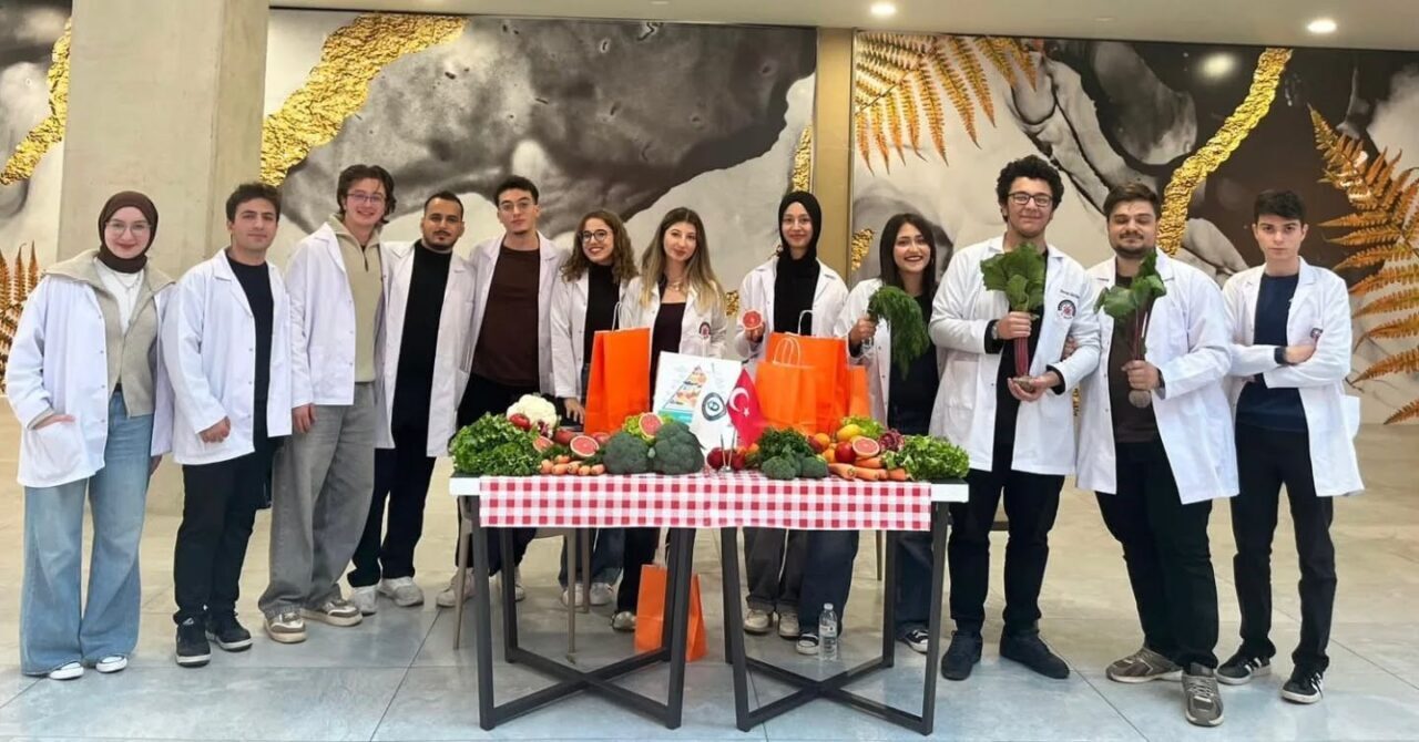 Aydın Adnan Menderes Üniversitesi Tıp Fakültesi Dönem 1 öğrencileri, sağlıklı