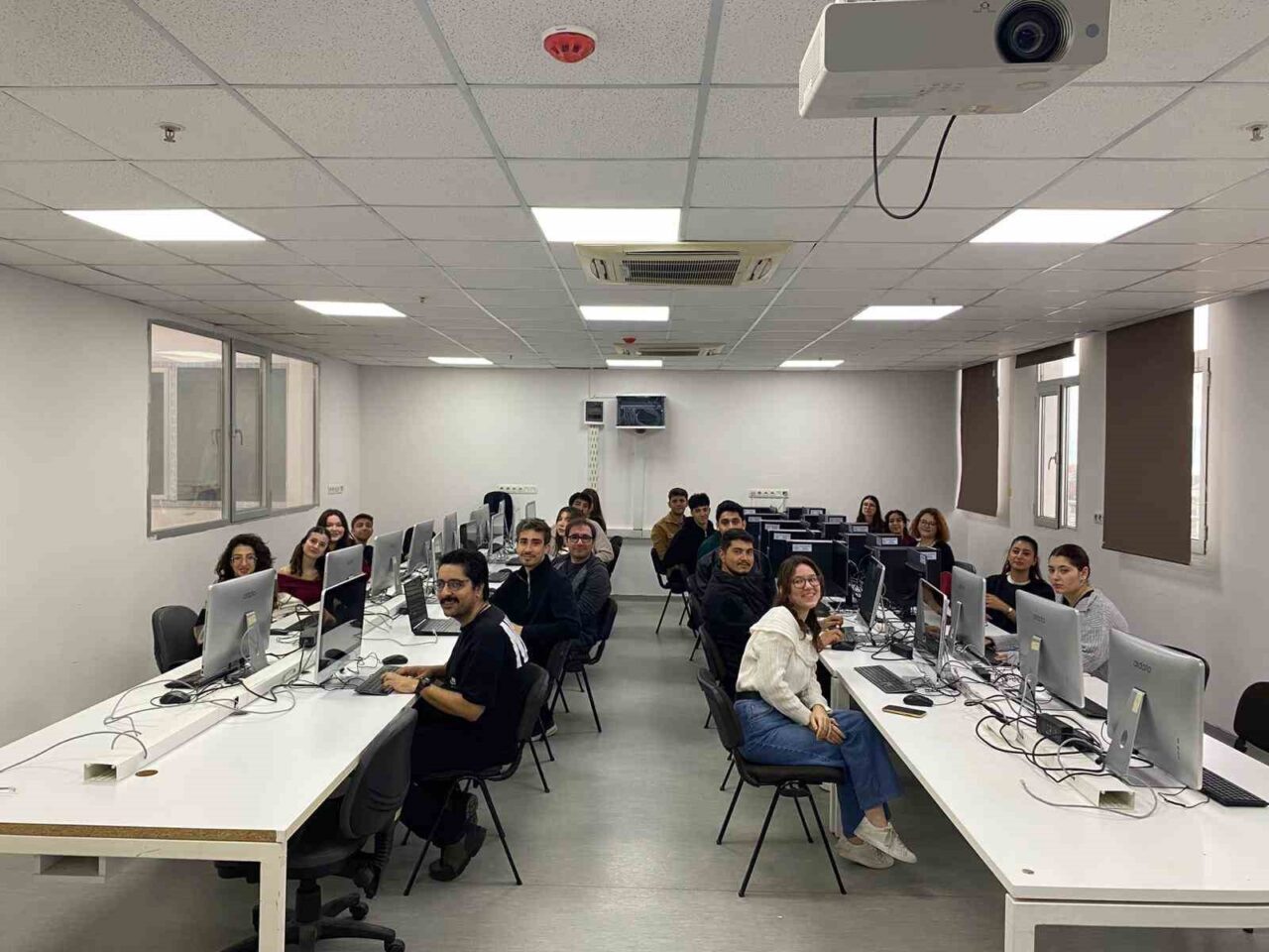 Adnan Menderes Üniversitesi İletişim Fakültesi'nde bilgisayar laboratuvarları yenilendi. Bilgisayar sayısı