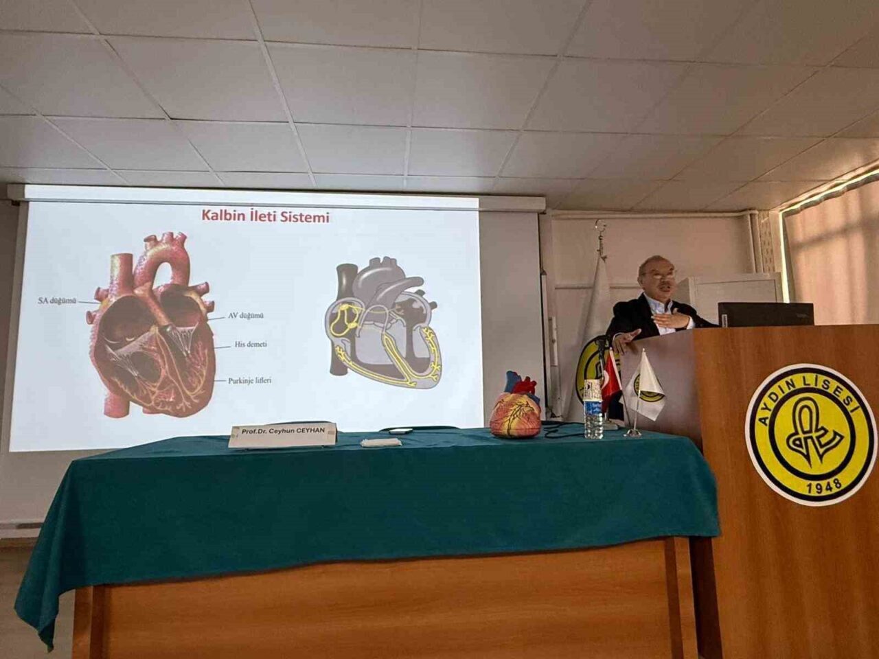 Aydın Lisesi’nin "Akademisyenlerin Derslere Girmesi Projesi" kapsamında Prof. Dr. Ceyhun