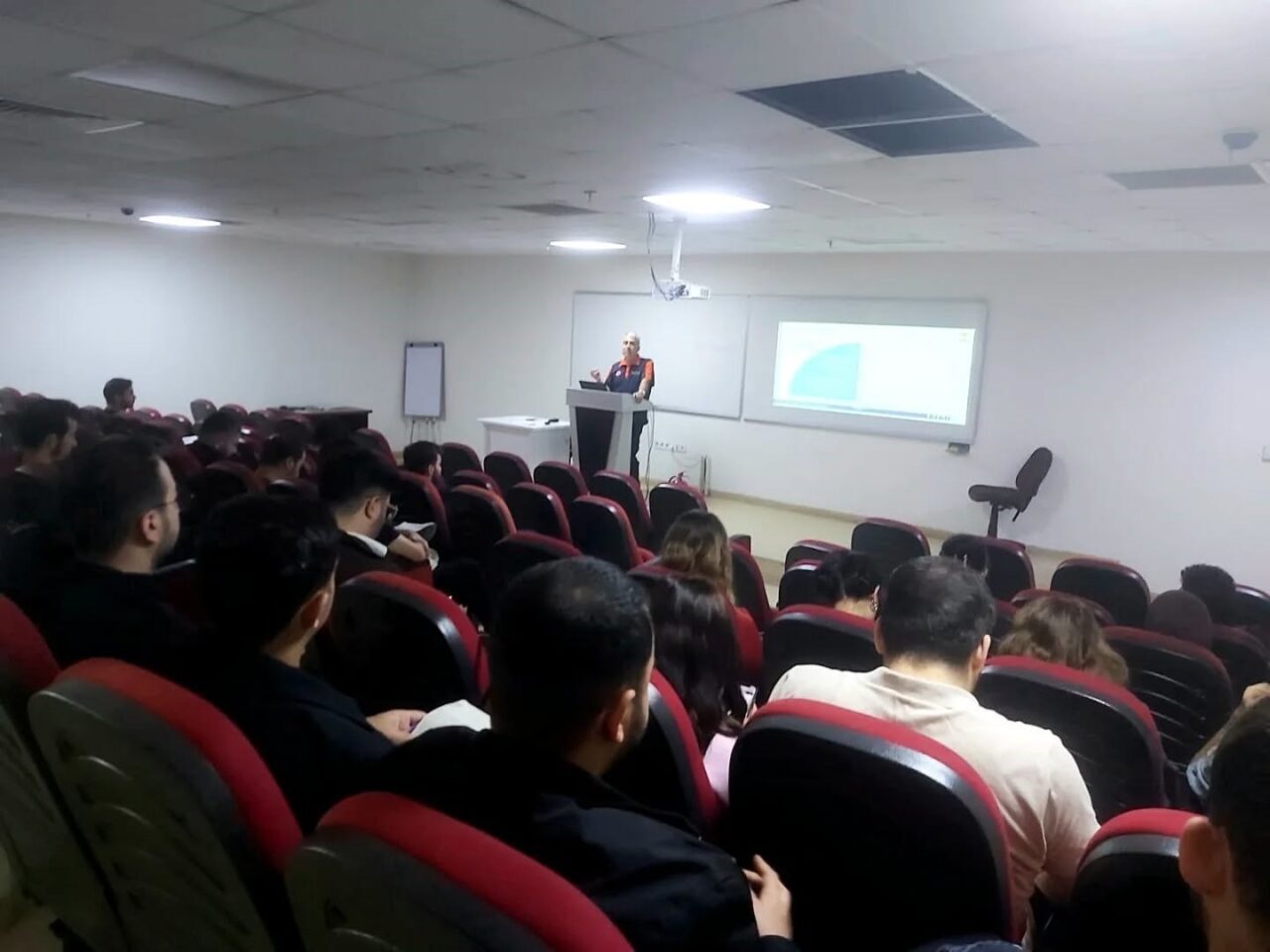 Aydın'ın Nazilli ilçesinde, AFAD ekipleri afet farkındalığı eğitimi düzenleyerek, öğrencilere