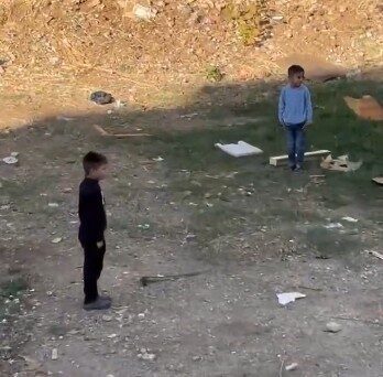 Mersin’de AFAD’ın Siren Testi Sırasında Çocukların Dikkat Çeken Esas Duruşu Kameraya Yansıdı Mersin'de AFAD'ın İkaz ve Alarm Sistemi kapsamında gerçekleştirdiği siren testinde,