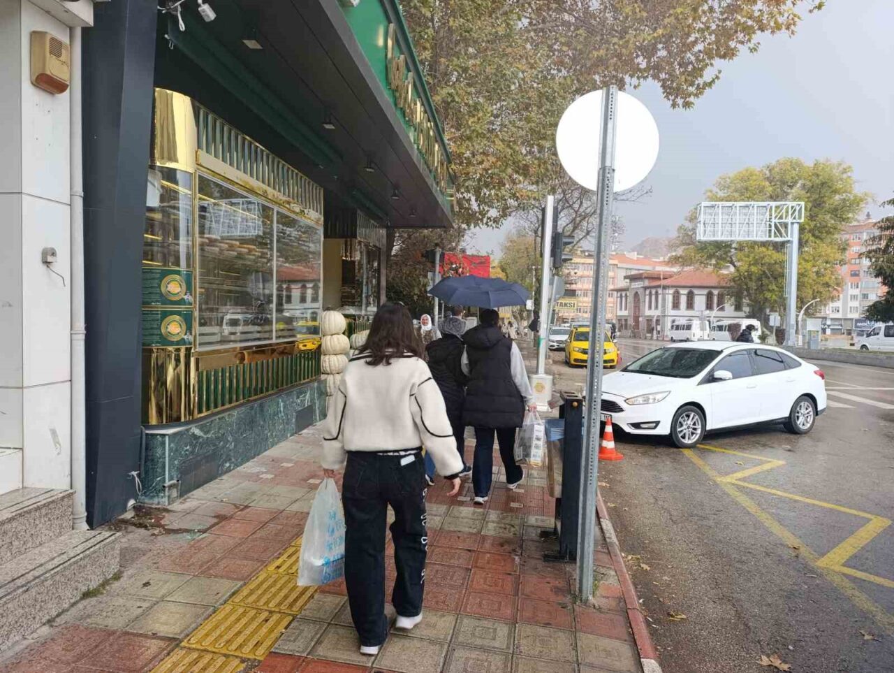 Afyonkarahisar'da meteorolojinin uyarılarının ardından öğle saatlerinde başlayan yağmur, vatandaşları hazırlıksız