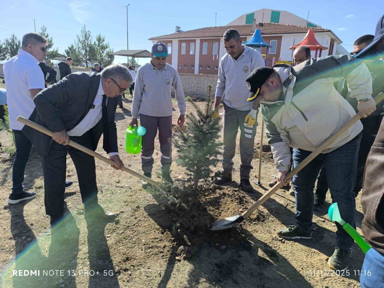 Afyonkarahisar'da 11 Kasım Milli Ağaçlandırma Günü'nde gerçekleşen fidan dikim etkinliği,