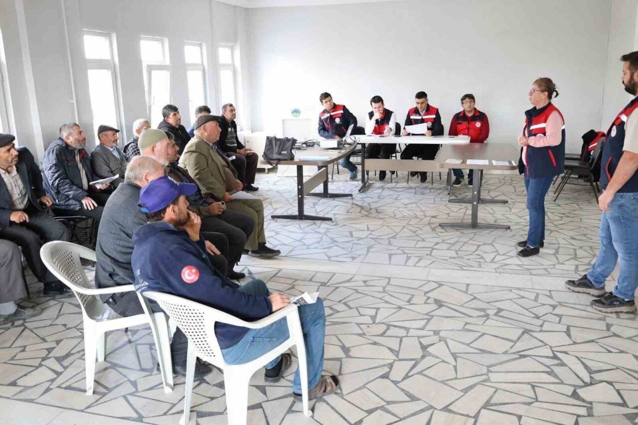 Afyonkarahisar’da Tarım ve Orman Müdürlüğü Çiftçi Toplantıları ile Üretim Artışı Hedefleniyor