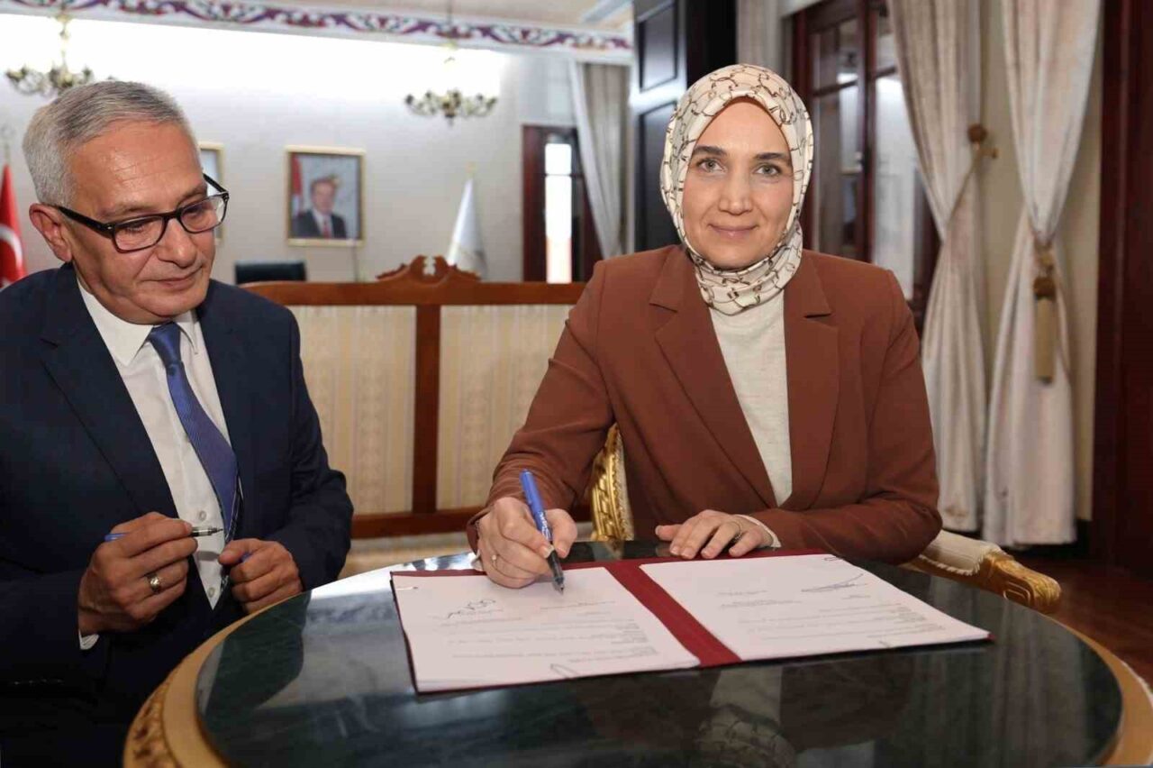 Afyonkarahisar'da 'Umutla Yaşanan Hayatlar' projesi için protokol imzalandı. Vali Doç.