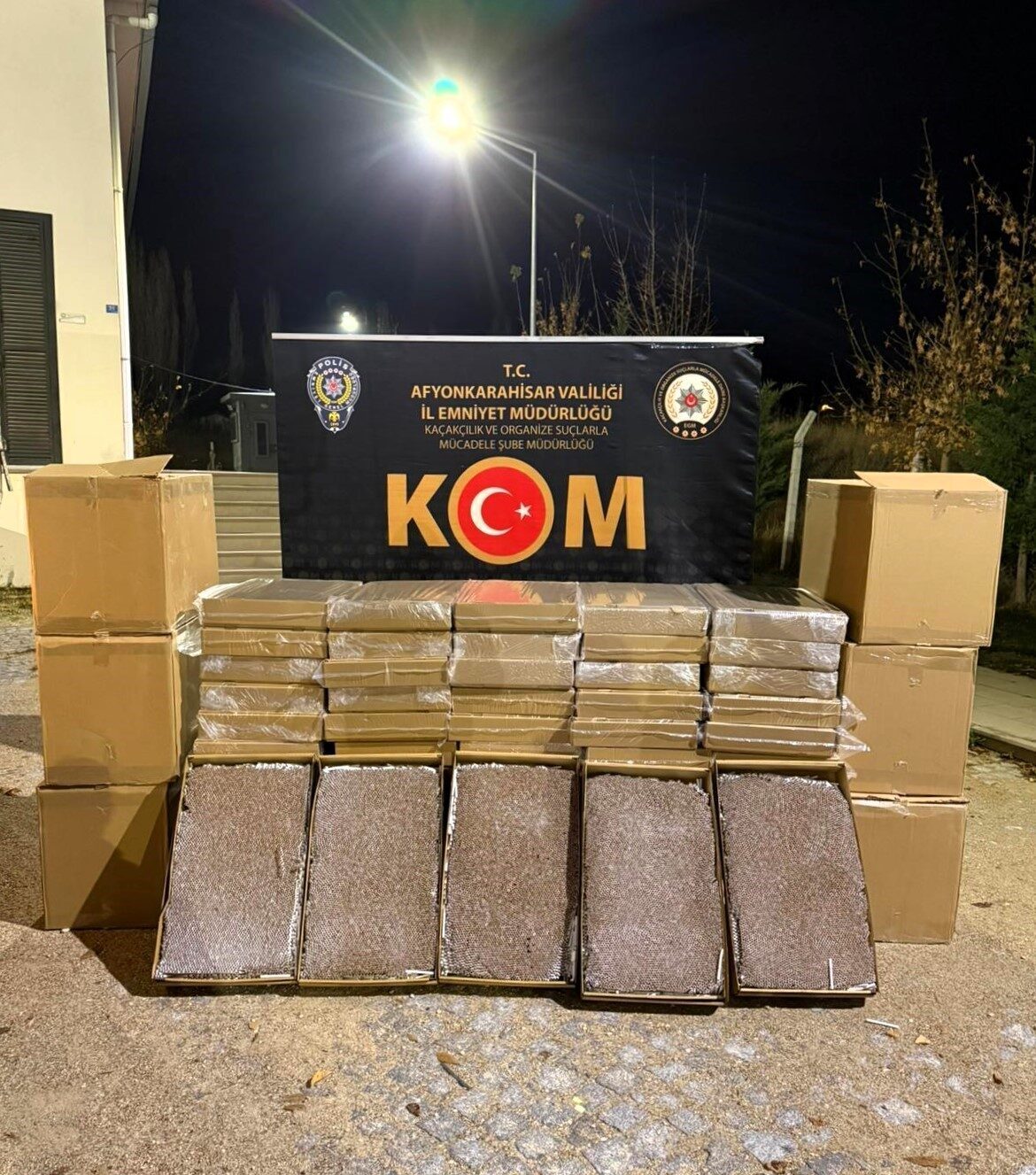 Afyonkarahisar’da Durdurulan Araçlarda 300 Bin Kaçak Makaron Ele Geçirildi