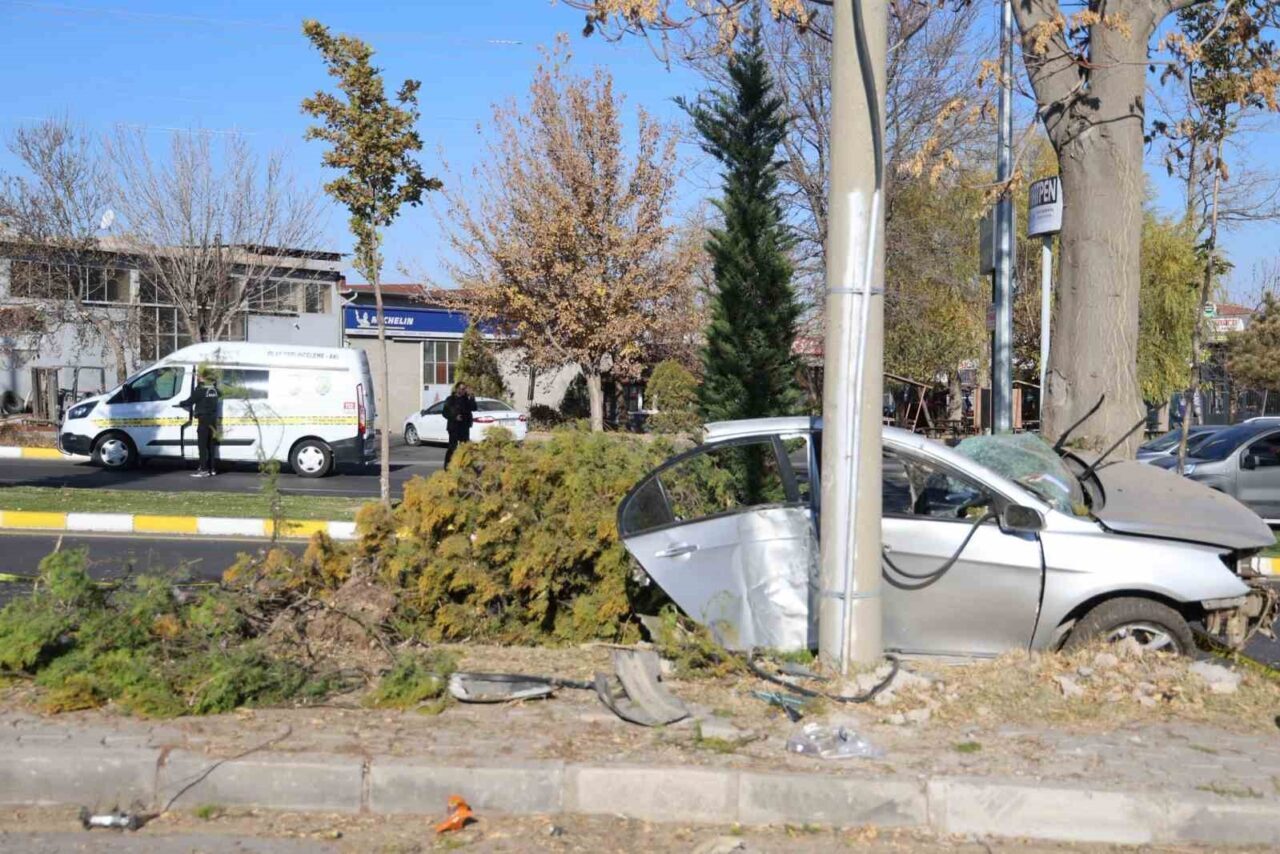 Nevşehir'de yoldan çıkarak ağaca çarpan otomobil ikiye bölündü. Kazada Osman