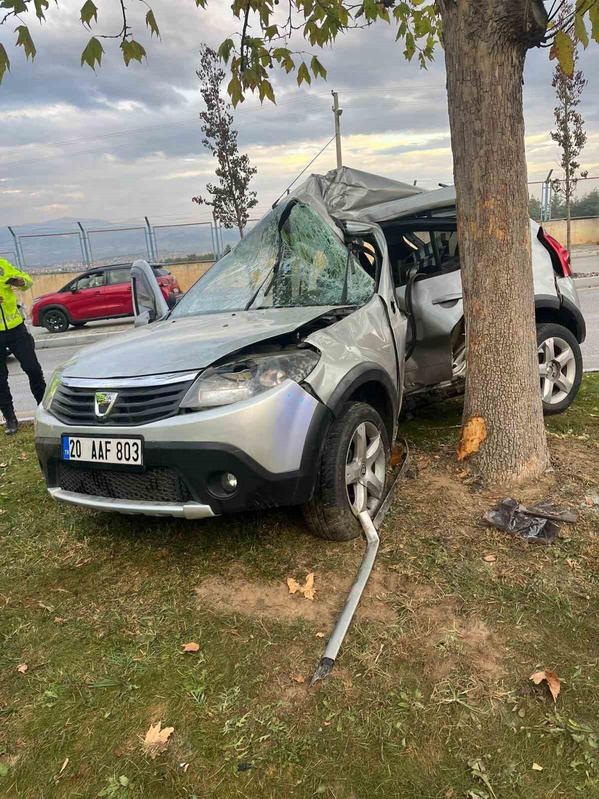 Denizli'nin Merkezefendi ilçesinde Sudenaz Sargın (21) idaresindeki otomobil direksiyon hakimiyetinin