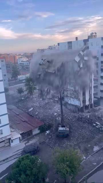 Diyarbakır'da Kahramanmaraş merkezli depremler sonrası ağır hasar gören 8 katlı