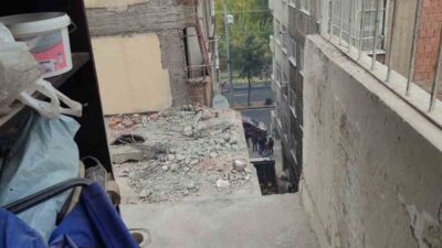 Diyarbakır'ın Kaynartepe Mahallesi'nde yıkım sırasında Pınar Apartmanı sakinleri, yıkım işinin