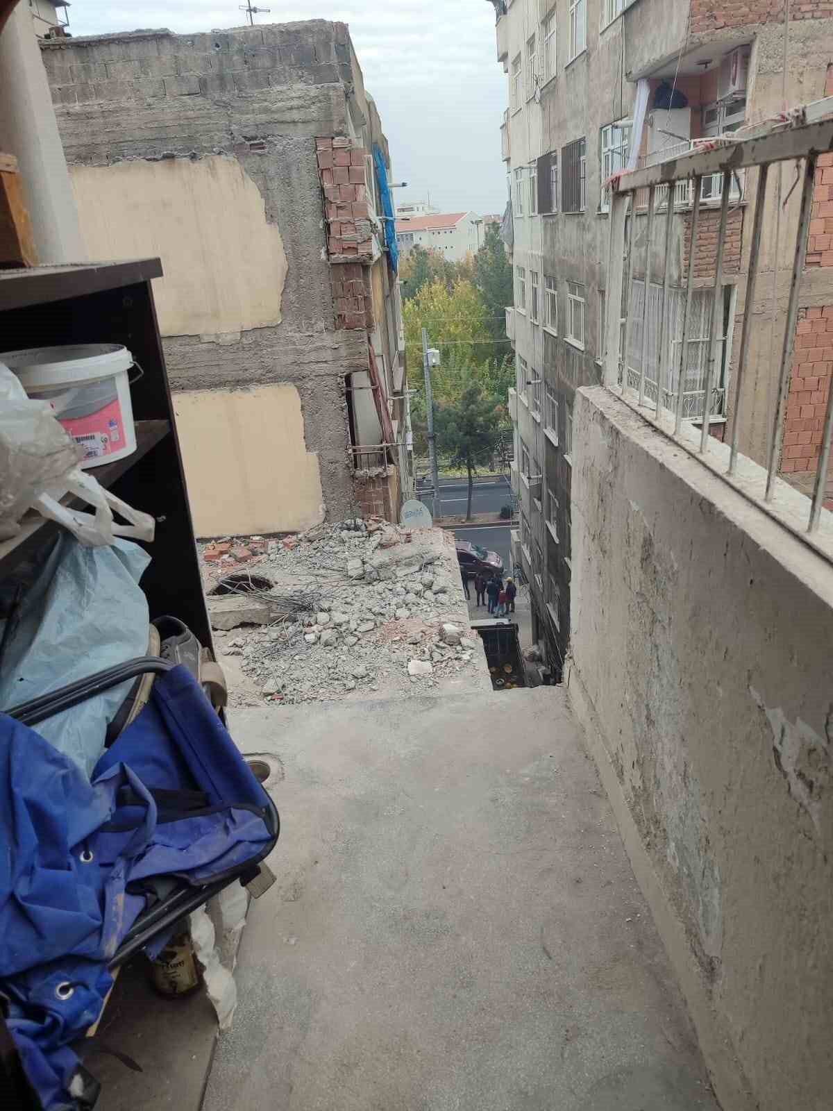 Diyarbakır'ın Kaynartepe Mahallesi'nde yıkım sırasında Pınar Apartmanı sakinleri, yıkım işinin