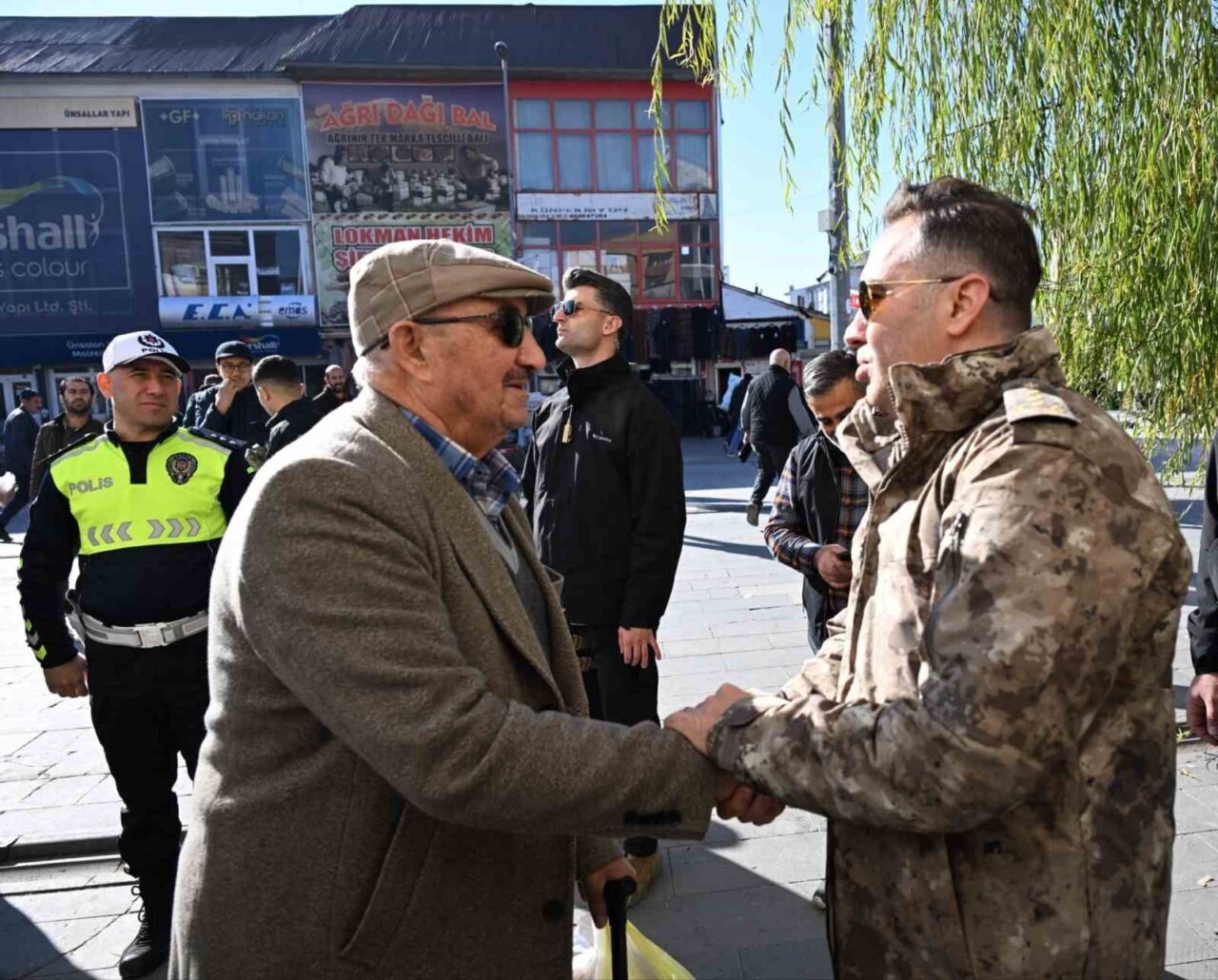 Ağrı İl Emniyet Müdürü Göksel Önder, Eski Van Caddesi’nde trafik
