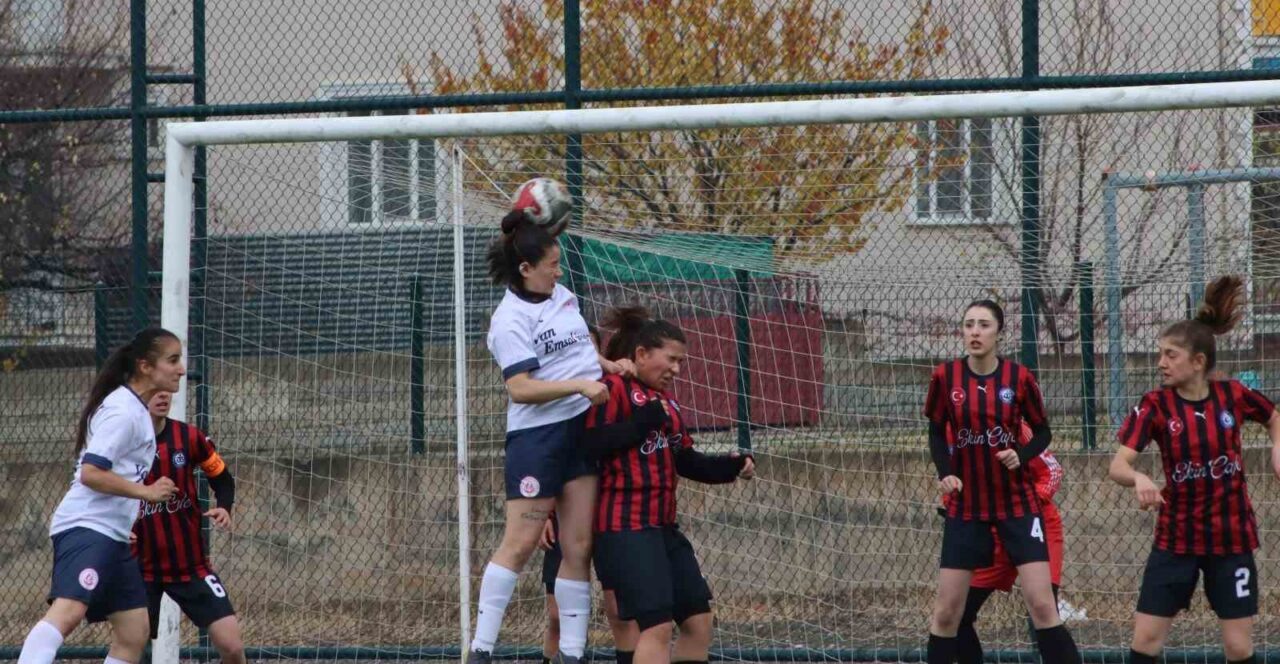 Ağrı Kadın Futbol Takımı, Kadınlar 2. Ligi'nde Erzincan Gençler Gücü'nü