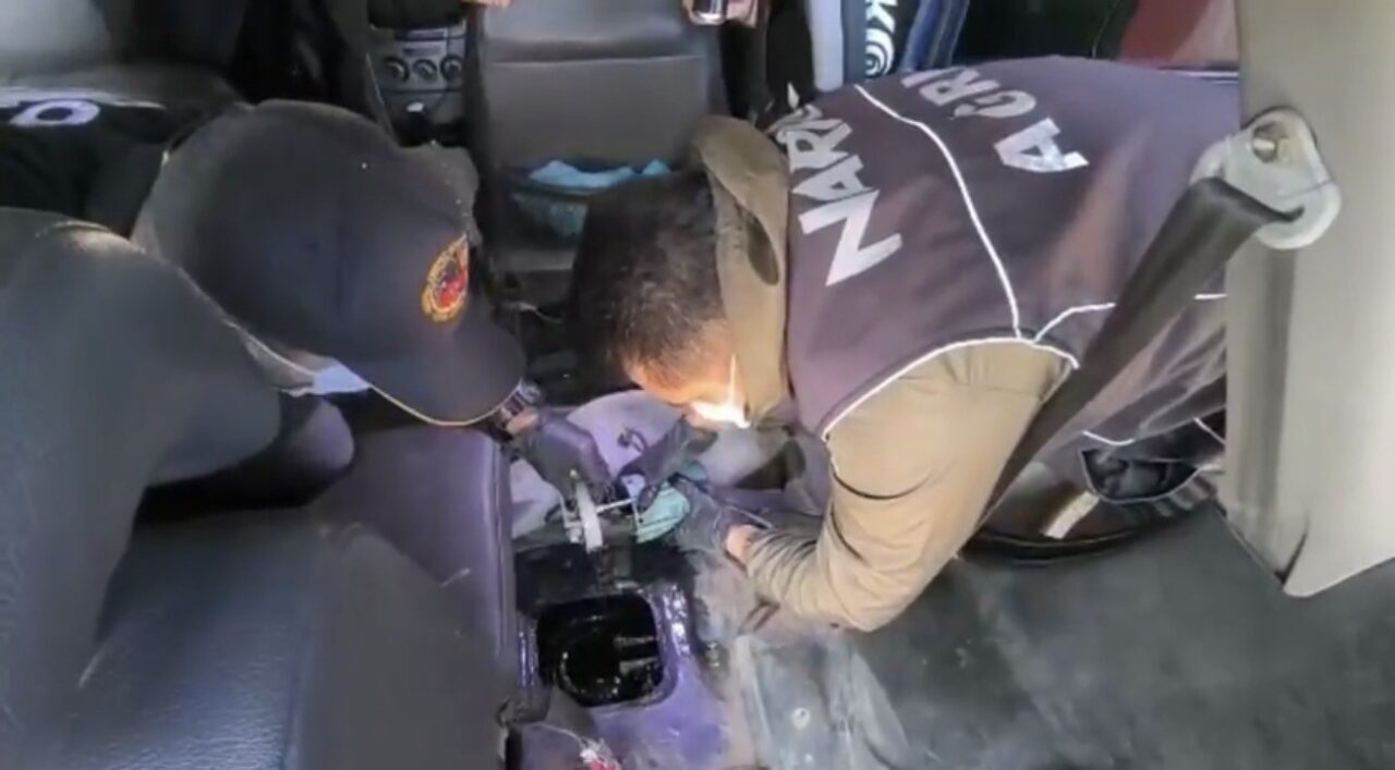 Ağrı'da düzenlenen bir uyuşturucu operasyonunda, yabancı plakalı bir aracın yakıt