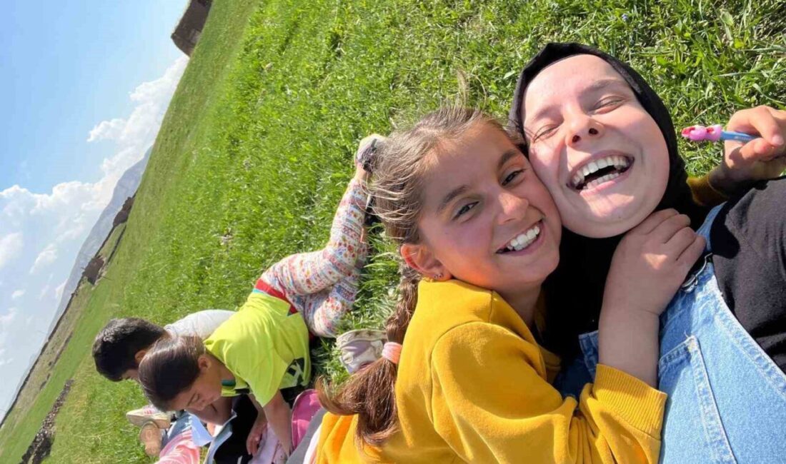 25 yaşındaki öğretmen Ebrar Keler, Ağrı'nın Yılanlı köyünde, zorlu koşullara