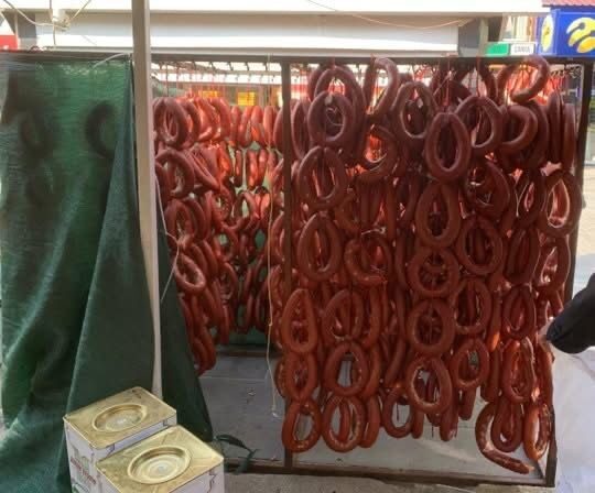 Ağrı’da Yapılan Denetimlerde Etiketsiz ve Soğuk Zinciri Kırılmış 415 Kilogram Sucuk Ele Geçirildi Ağrı İl Tarım ve Orman Müdürlüğü, yapılan denetimlerde 415 kilogram