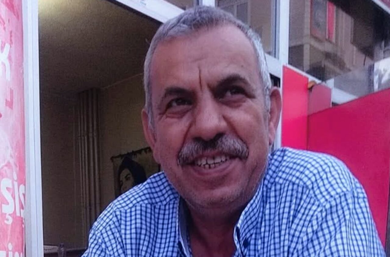 Ağrı'da yıllardır esnaflık yapan Memet Emin Karaman, iş yerinde kalp