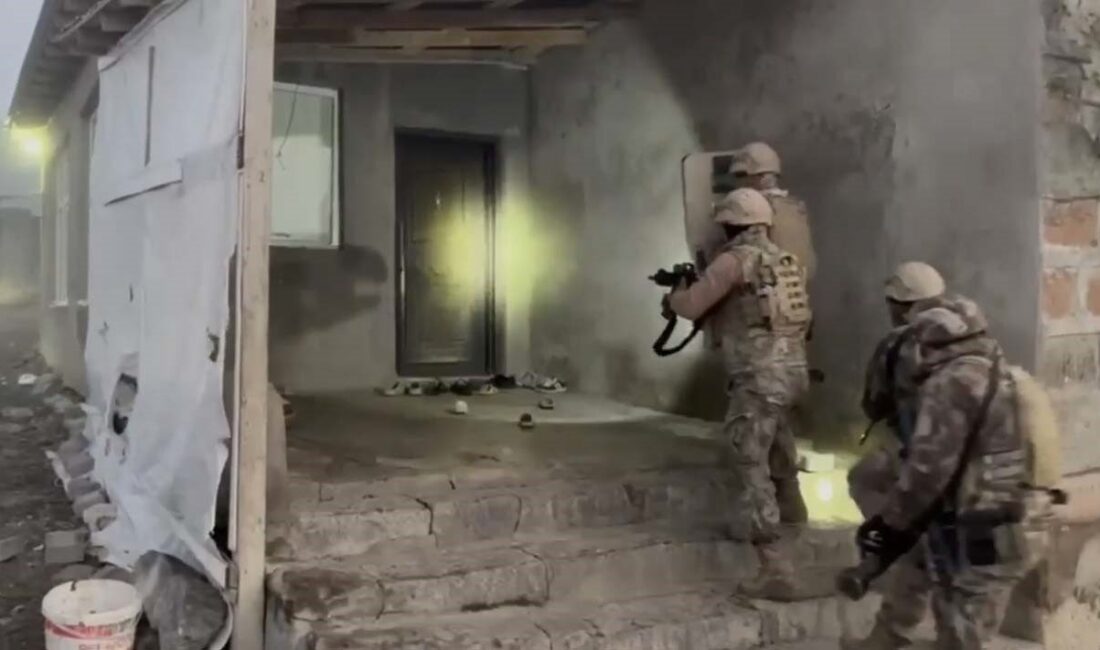 Ağrı’da Kaçakçılık Operasyonunda Çok Sayıda Silah ve Mühimmat Ele Geçirildi, 1 Şüpheli Tutuklandı Ağrı'da KOM Şubesi, düzenlediği operasyonda 1 AK-47 tüfek, 3 şarjör