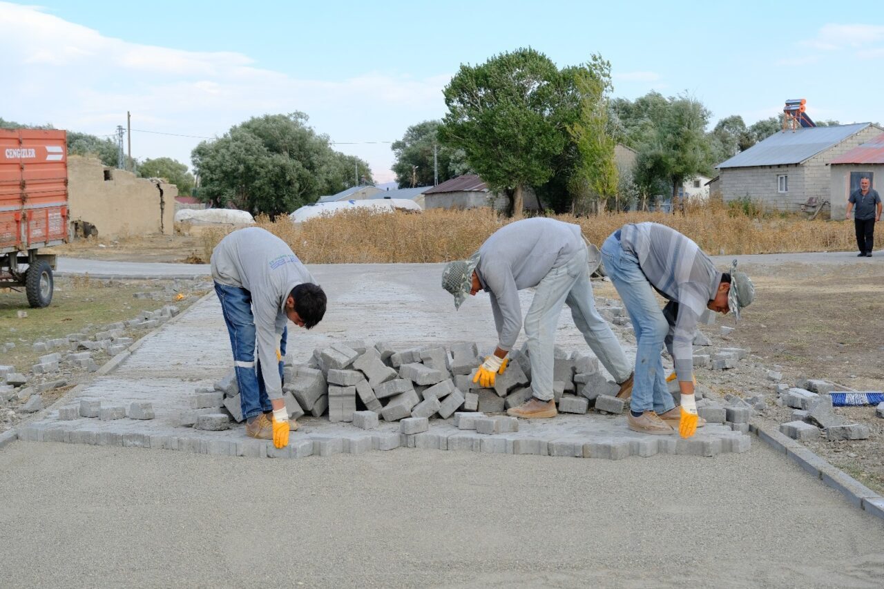 Ağrı Valiliği ve İl Özel İdaresi işbirliğiyle gerçekleştirilen kilit parke