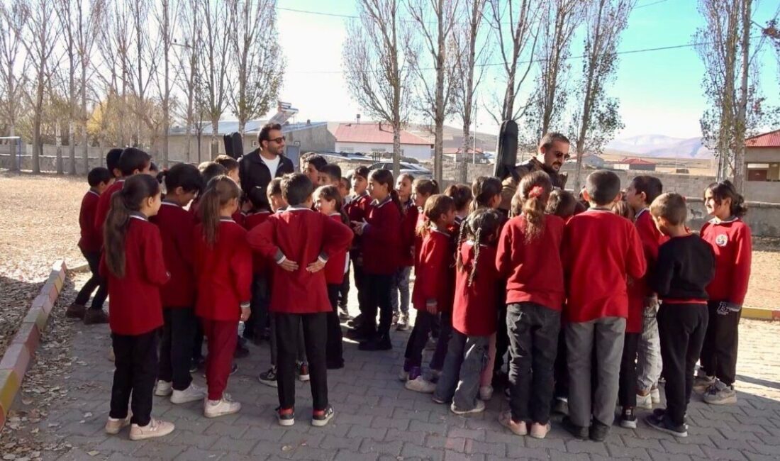 Ağrı'da müzik öğretmeni Nizamettin Ardin ve beden eğitimi öğretmeni Fatih