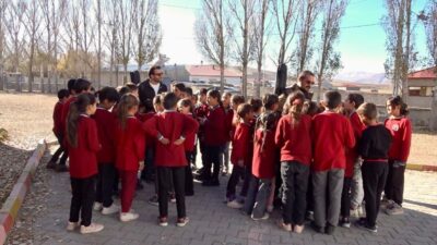 Ağrı'da müzik öğretmeni Nizamettin Ardin ve beden eğitimi öğretmeni Fatih