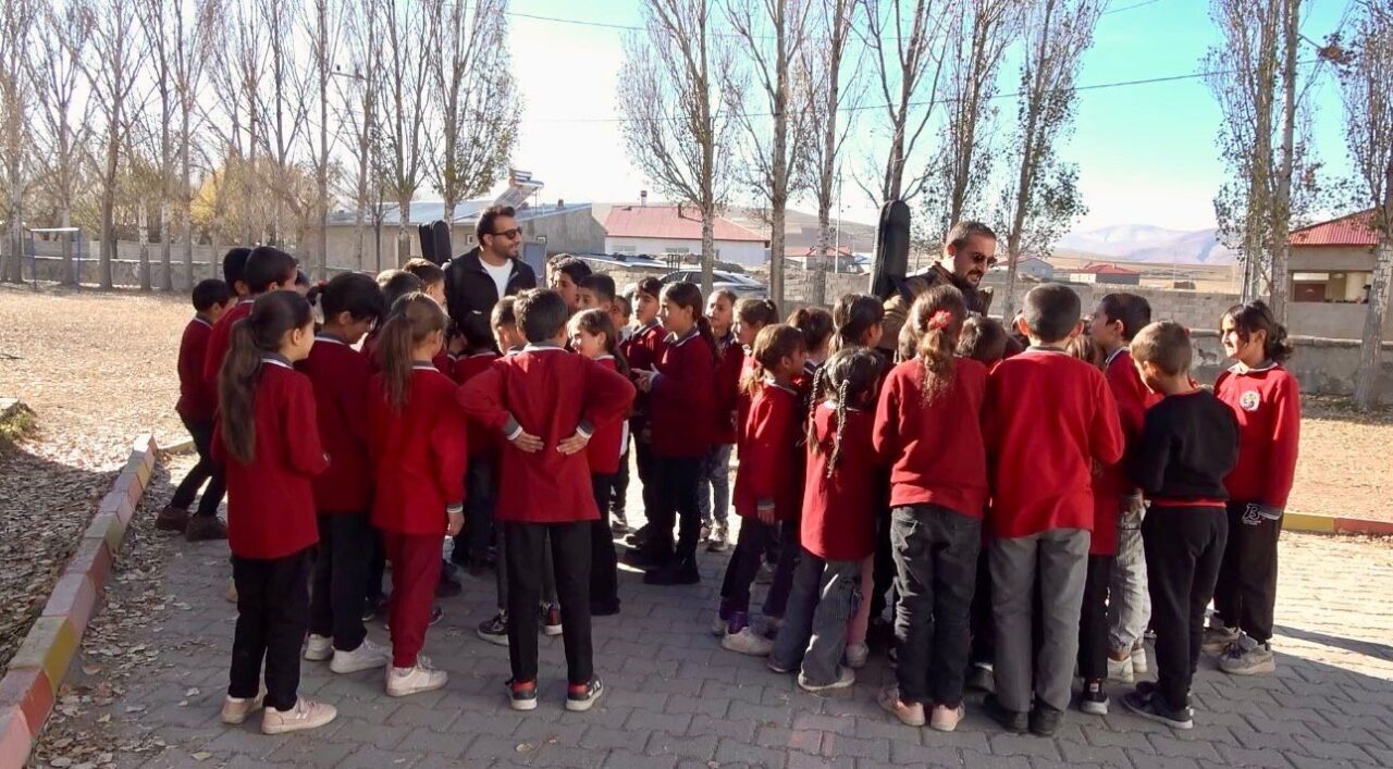 Ağrı'da müzik öğretmeni Nizamettin Ardin ve beden eğitimi öğretmeni Fatih