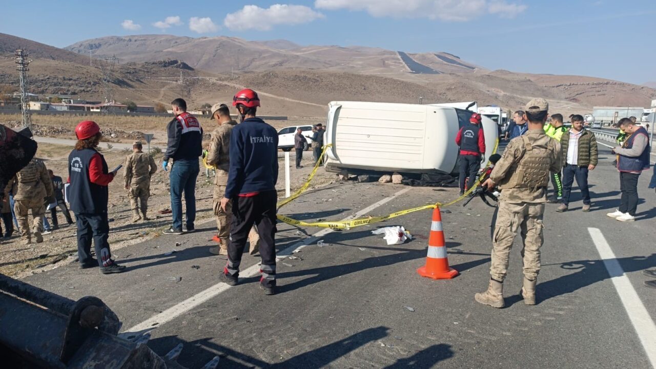 Ağrı'nın Doğubayazıt ilçesinde meydana gelen kazada, Yılmaz G. yönetimindeki otomobil