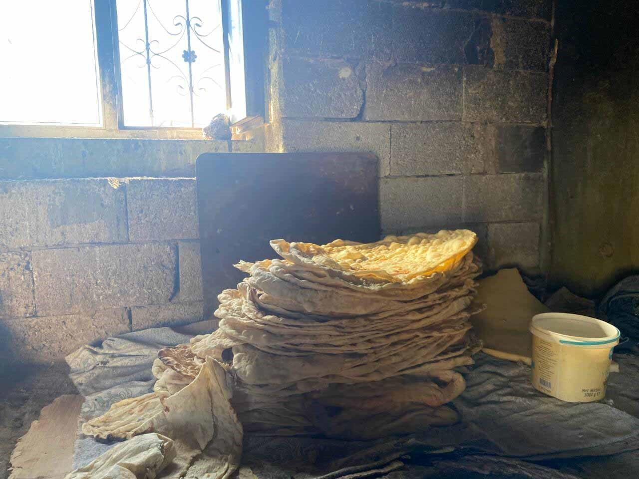 Ağrı’nın Patnos ilçesinde kadınlar, kış hazırlıklarına başladı. Geleneksel tandır ekmeği