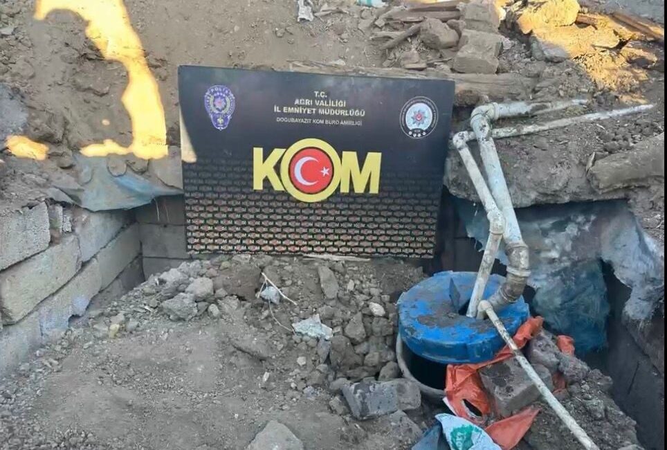 Ağrı’da Bir İş Yerinde 3.562 Litre Kaçak Motorin ve Elektrikli Aktarım Düzeneği Ele Geçirildi Ağrı'da gerçekleştirilen operasyonda, bir iş yerinin bahçesinde gömülü fiber tankta