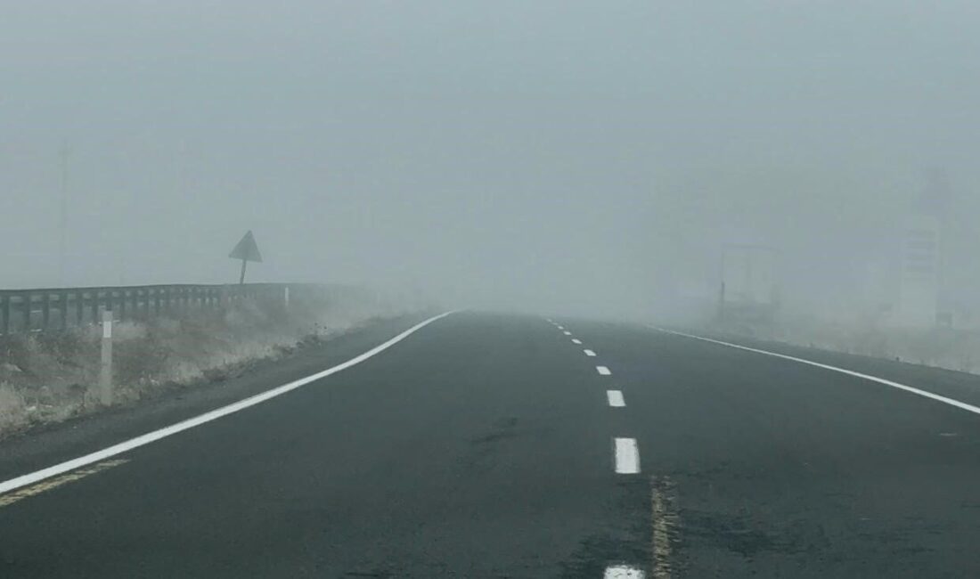 Patnos'ta sabah saatlerinde yoğun sis, ulaşımı olumsuz etkiledi. Görüş mesafesi
