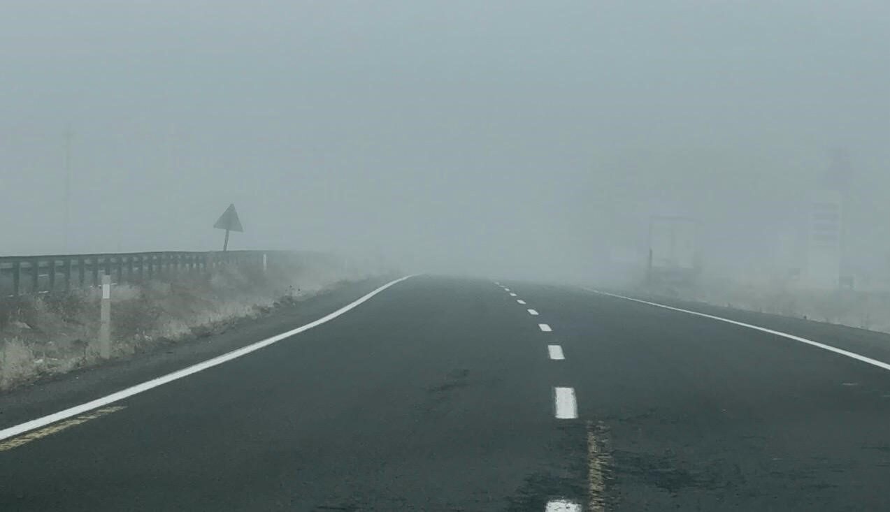Patnos'ta sabah saatlerinde yoğun sis, ulaşımı olumsuz etkiledi. Görüş mesafesi