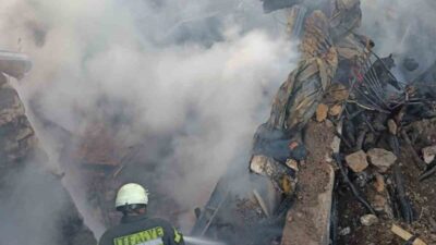 Karaman'ın Çatak köyünde Hasan S.'ye ait ahırda çıkan yangın, bitişikteki