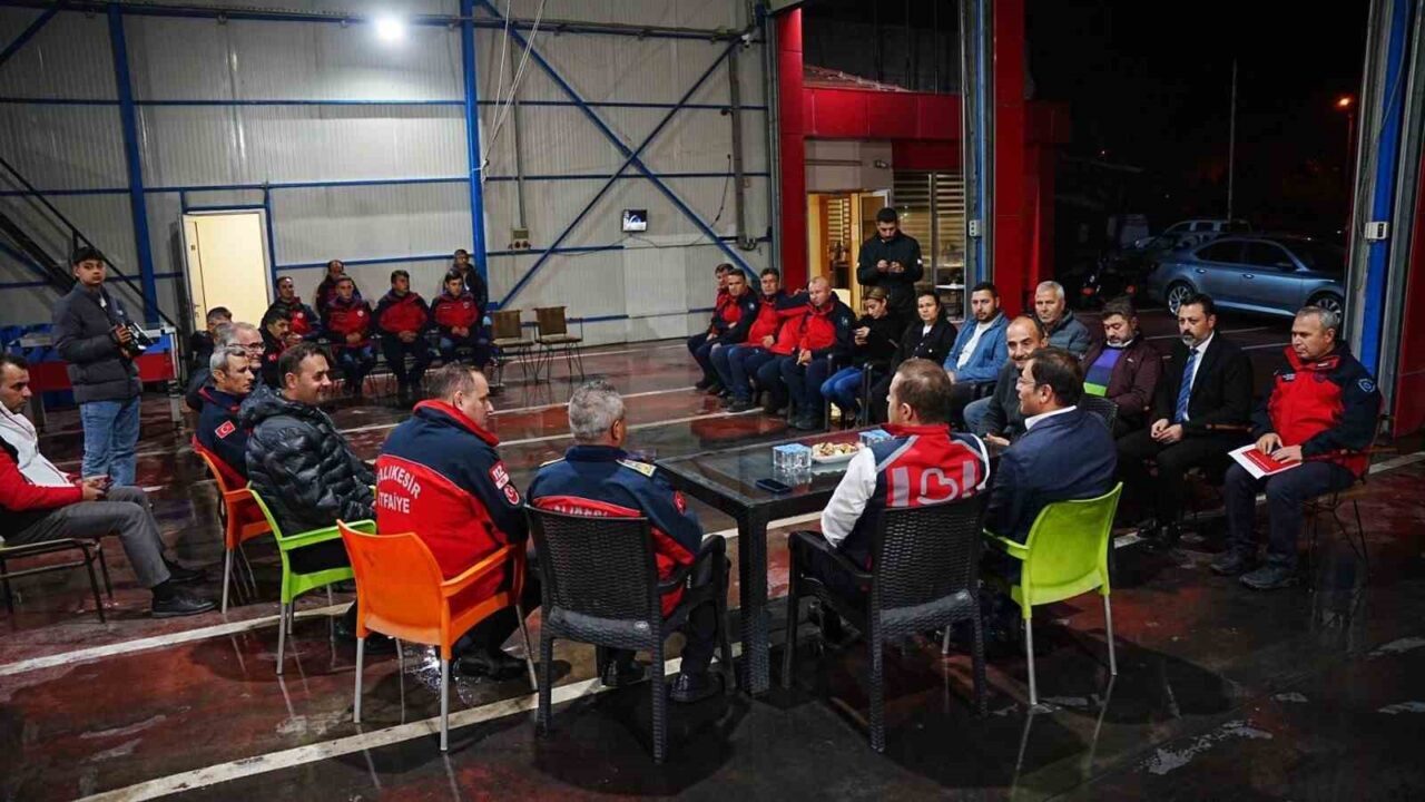 Balıkesir Büyükşehir Belediye Başkanı Ahmet Akın, depremler sonrası Sındırgı halkıyla