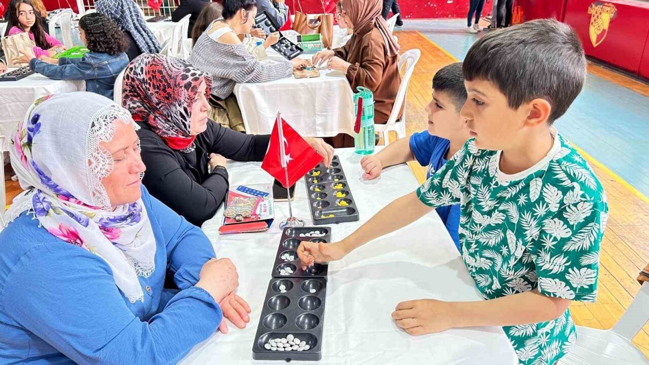 İzmir Karabağlar'da "Ailemle Oyun Oynuyorum" etkinliği, ailelerin çocuklarıyla zekâ oyunları