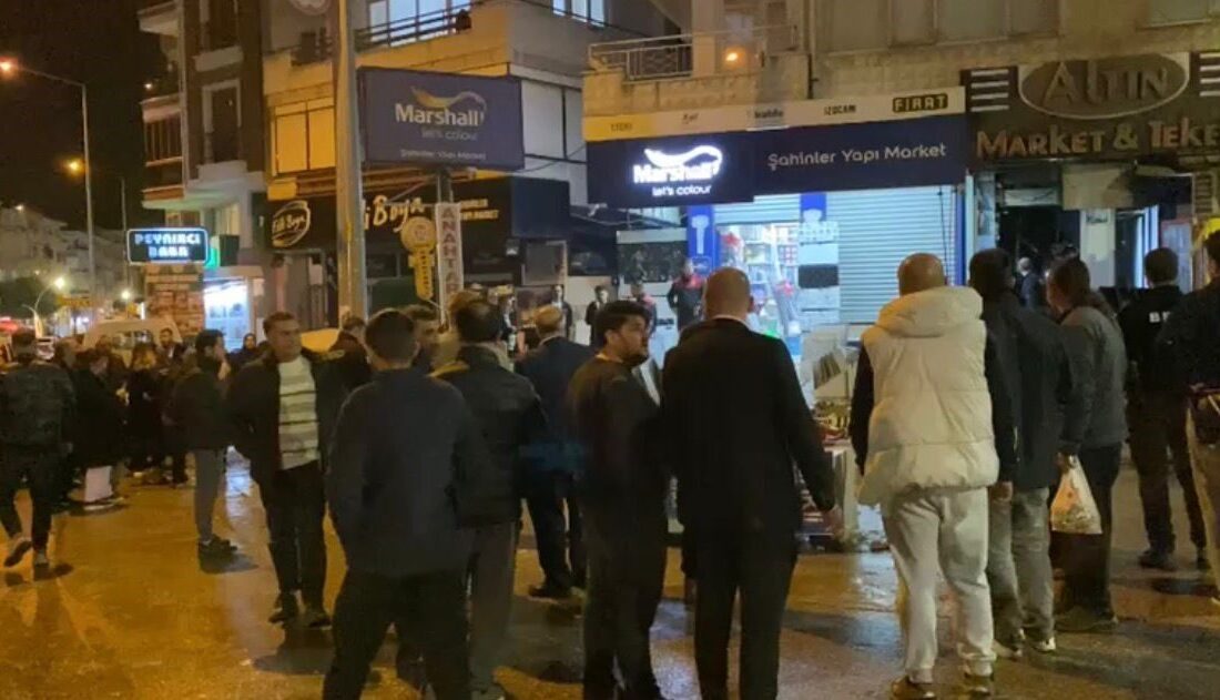 Yalova’da Ailevi Tartışma, Alevlere Sebep Oldu: Tekel Bayisi Yangınında Annesiyle Yaralanan Şahıs Hastaneye Kaldırıldı Yalova'nın Çınarcık ilçesinde, Faruk A. (33) ailesiyle tartışmasının ardından tekel