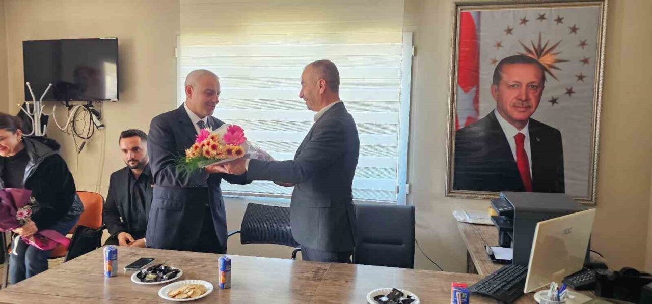 AK Parti Dikili İlçe Teşkilatı'nda görev değişimi yaşandı. Tahsin Şekerci'den